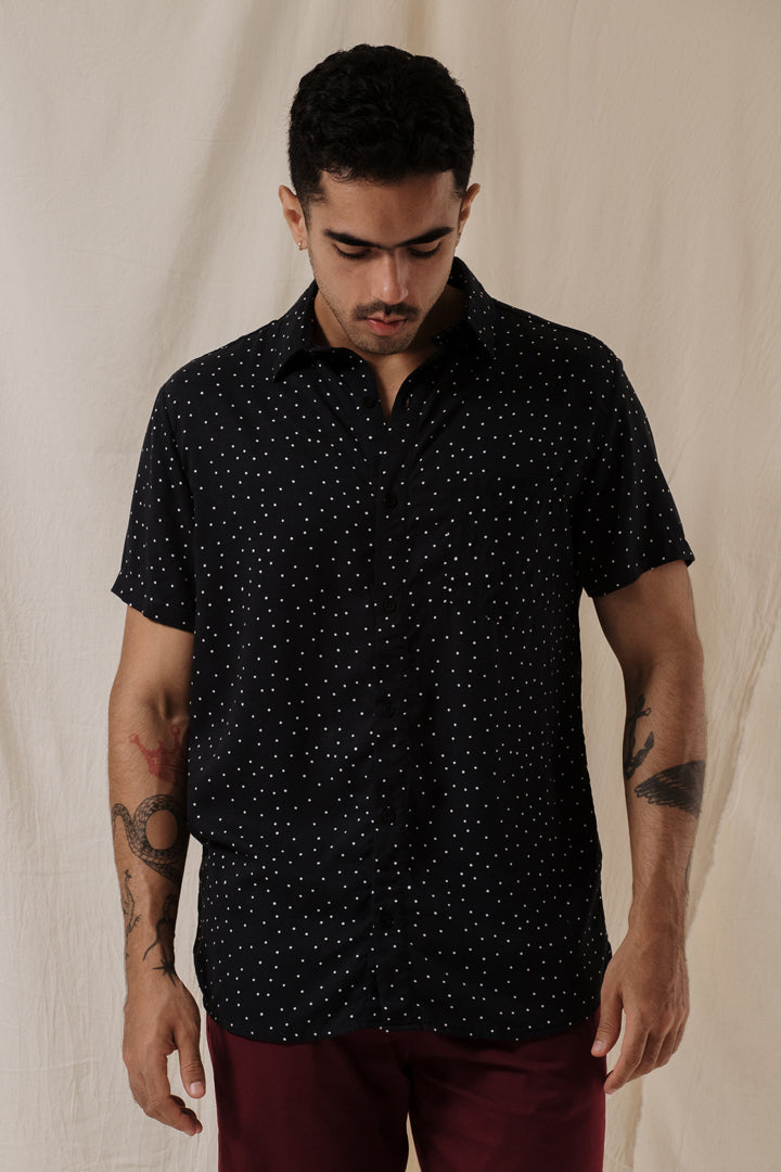 Camisa negra puntos blancos likepardo