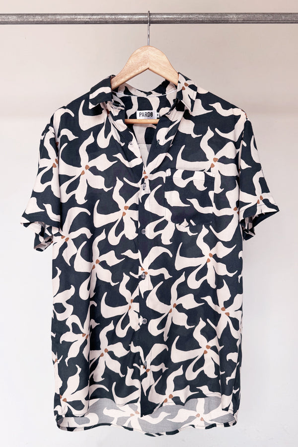 Camisa azul flores